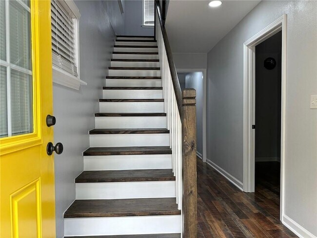 Building Photo - 834 Vallette St