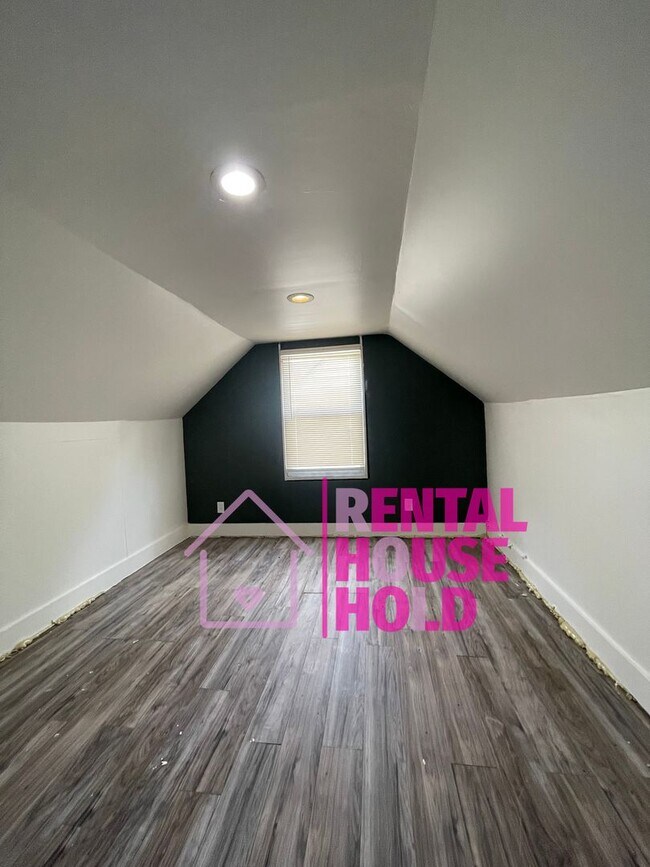 Building Photo - ~ 3 BEDROOM 1 BATH BUNGALOW FREE PRE-SCREEN
