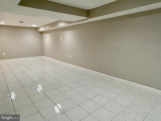 Building Photo - 3703 Larchmont Dr