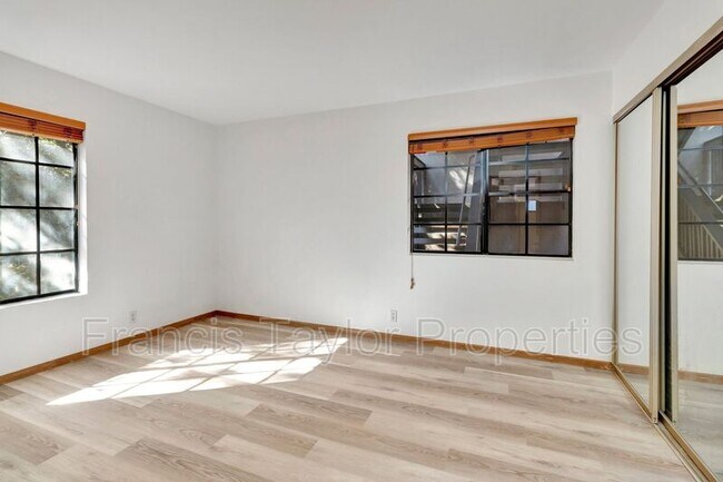 Building Photo - 8840 Villa La Jolla Dr