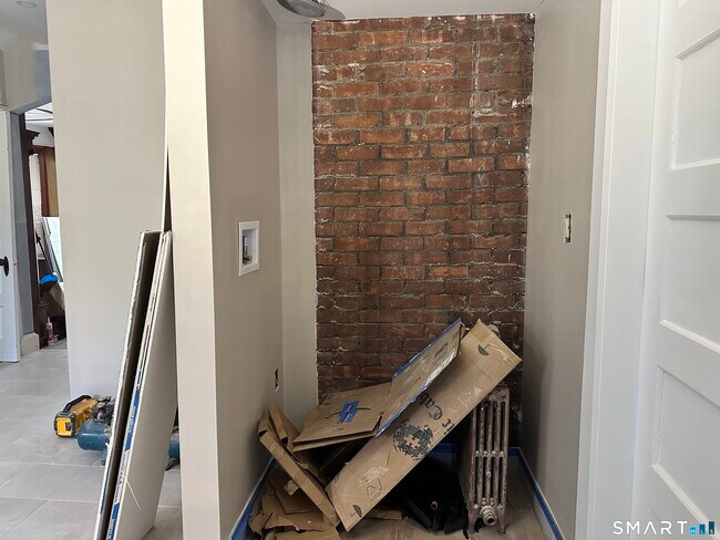 Building Photo - 1537 Chapel St