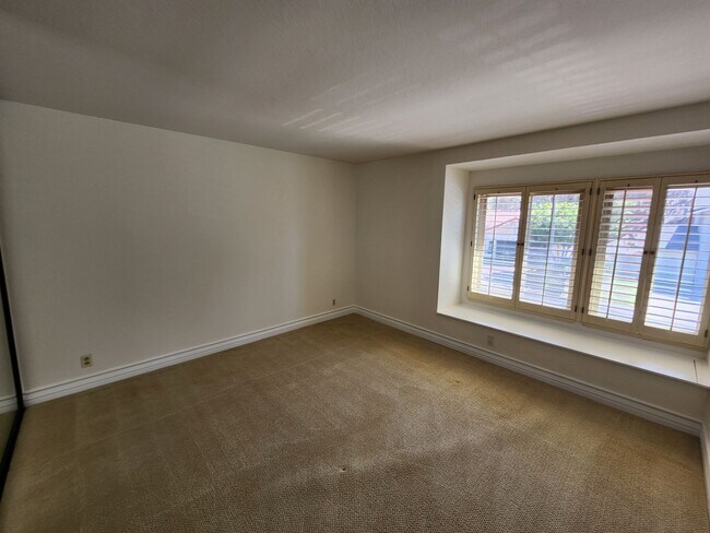 Building Photo - 4 Bedroom House in Scripps Ranch South Of Pomerado(Crown Pointe)