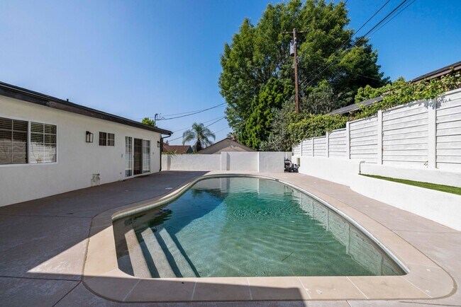 Building Photo - Stunning Mid-Century Modern Pool Home in Walnut Cove – Fully Furnished 4 bedrooms & 3 bathrooms!