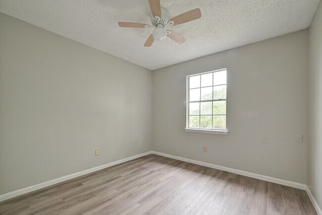 Building Photo - 4-bedroom, 2.5-bathroom Convenient Southeast Houston Home Near Medical Center & Major City Access