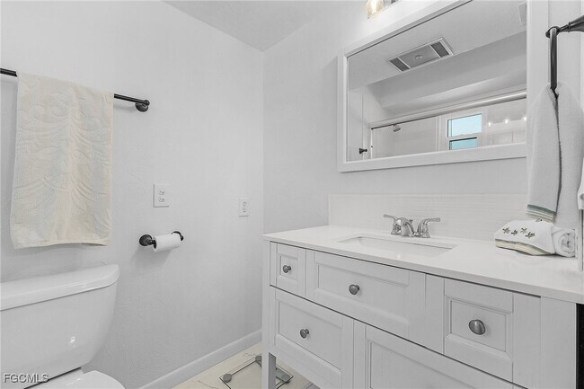 Building Photo - 116 1st St