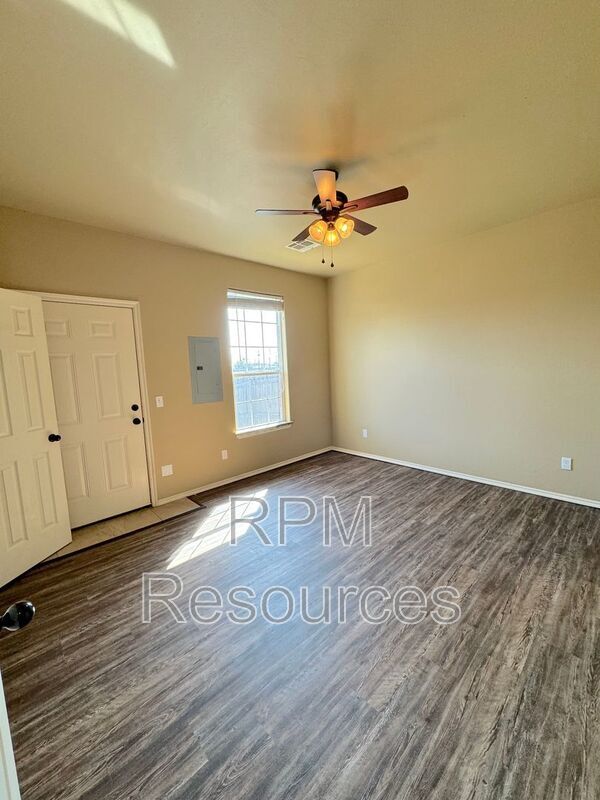 Building Photo - 127 Bison Ct Way