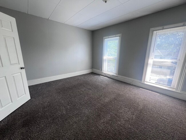 Building Photo - Adorable and Spacious Upper One Bedroom on...