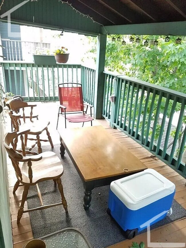 Building Photo - Nicely renovated 3 bed unit with in-unit laundry!