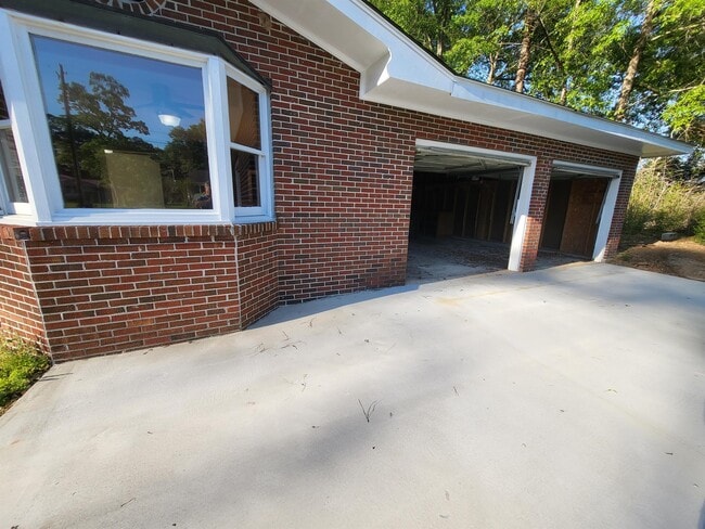 Building Photo - 105 Pinecrest Dr