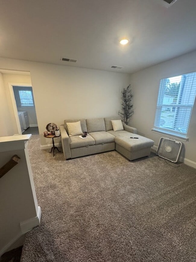 Building Photo - Beautiful newer home with 3 bedrooms, 2.5 ...