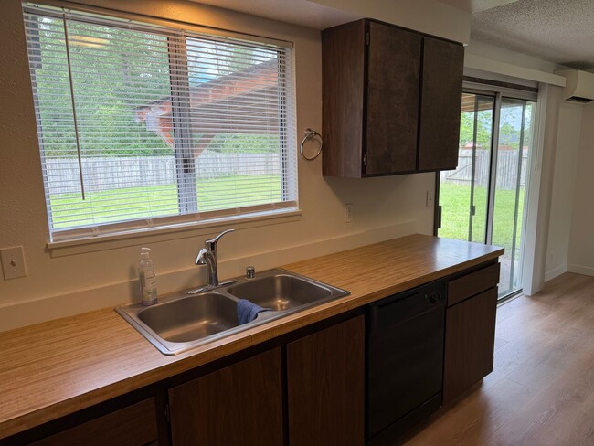 Building Photo - Updated single level 2 bed/1 bath duplex in Thurston!