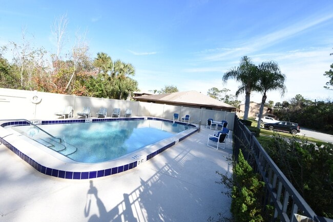 Building Photo - Lovely, 2 bedroom townhome in the Villages...