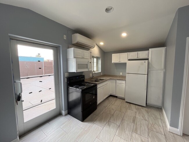 Building Photo - ALL UTILITIES INCLUDED STUDIO CENTRALLY LO...