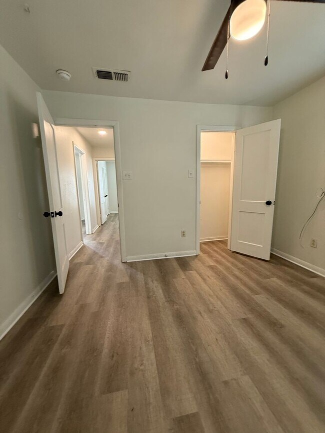 Building Photo - MOVE IN READY - CHARMING 2/1/1 LARGE YARD