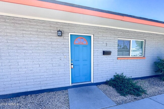 Building Photo - 1118 S McClintock Dr