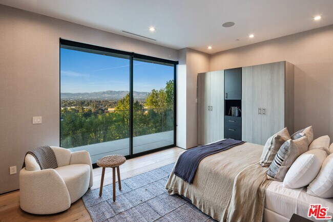 Building Photo - 16801 Oak View Dr