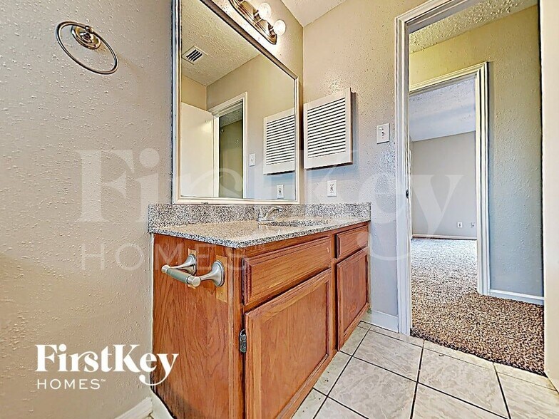 Building Photo - 17326 Davenway Dr