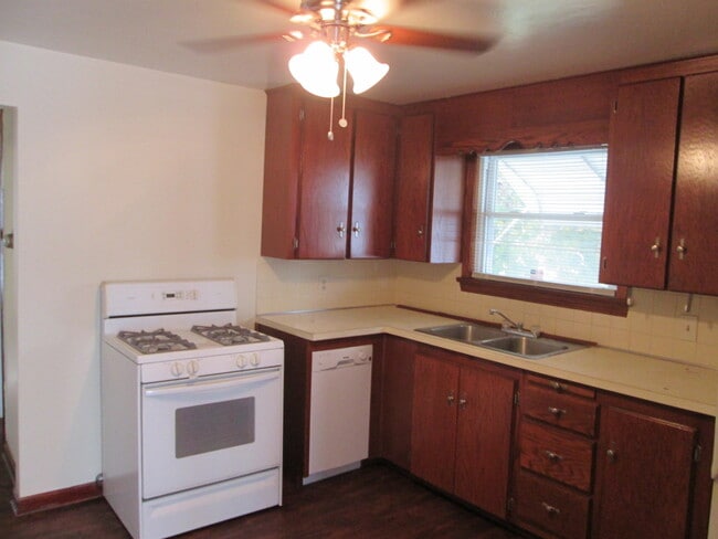 Building Photo - 820 Lincoln Ave SE