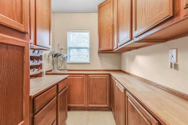 Building Photo - Coastal 3 Bedroom Home Available Now!