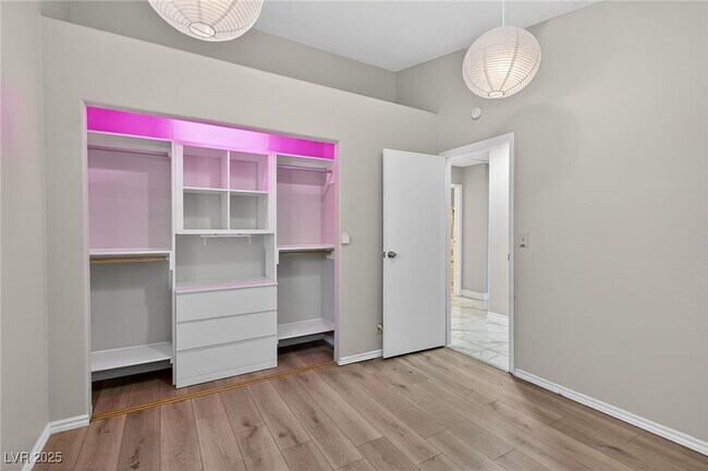 Building Photo - 492 Chelsea Dr