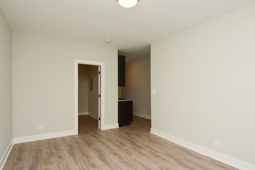 Building Photo - 735 W Brompton Ave