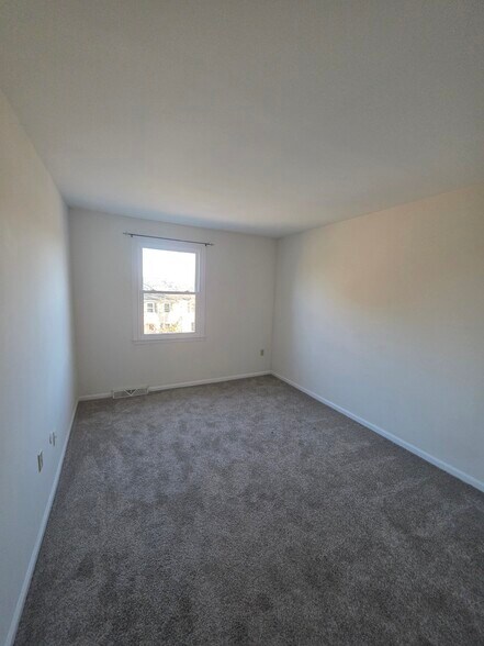 Building Photo - 8315 Countryside Ln