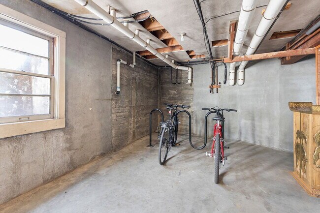 Building Photo - 235 NE 61st Ave