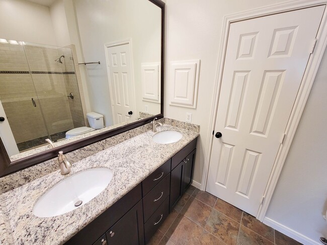 Building Photo - Beautiful Home with a Smart, Functional Floor Plan!