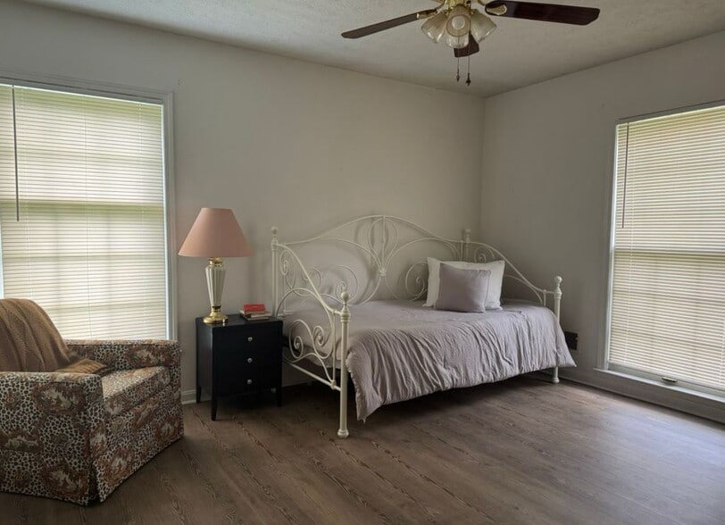 Building Photo - 3200 Brownsboro Vista Dr