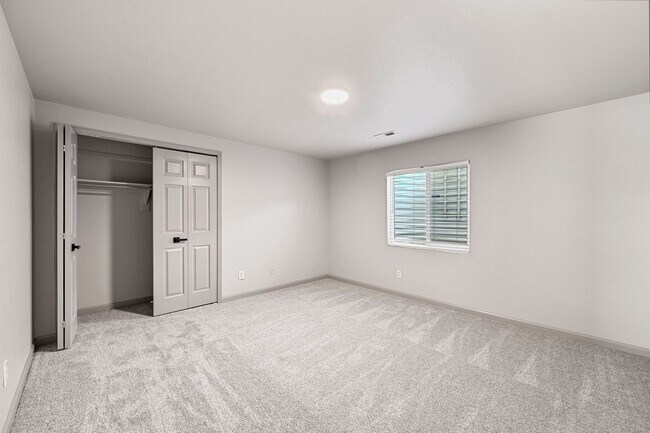 Building Photo - 5540 Almont Ave