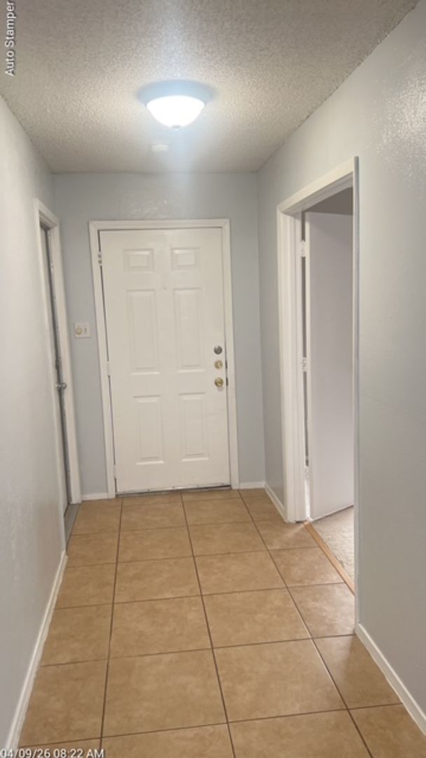 Building Photo - 501 Lantana Dr