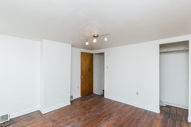 Building Photo - 2582 Collins St