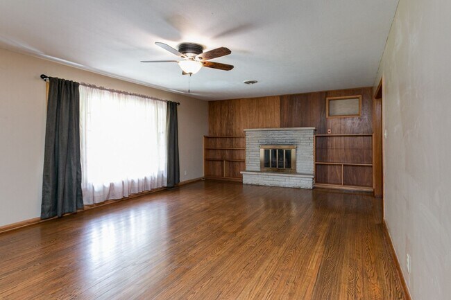 Building Photo - #6 Bedroom House with Awesome Yard Plus Ga...
