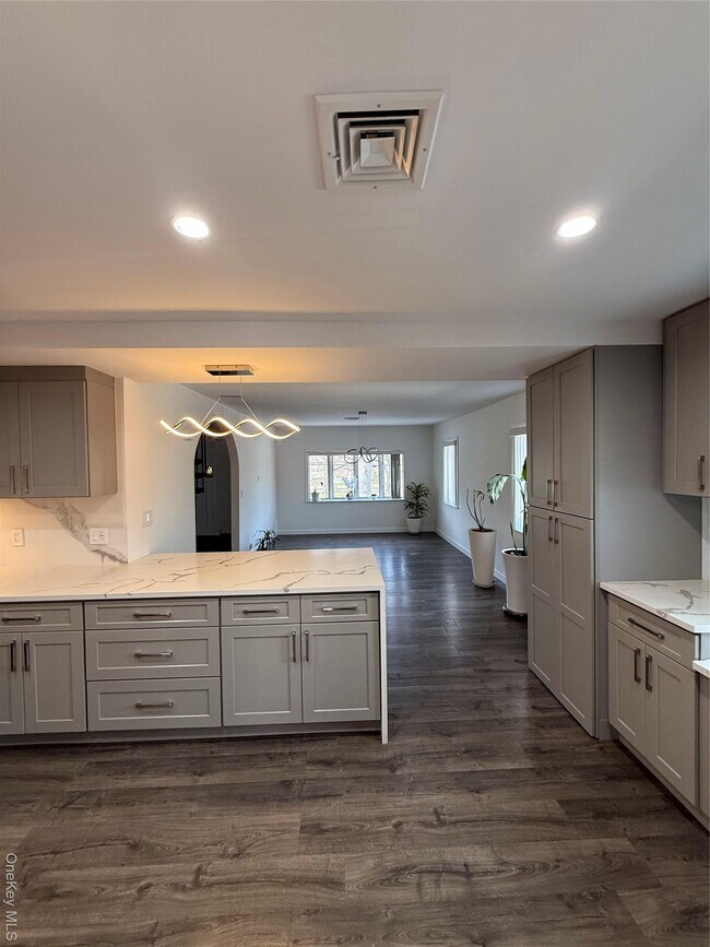 Building Photo - 1090 Pelham Pkwy S