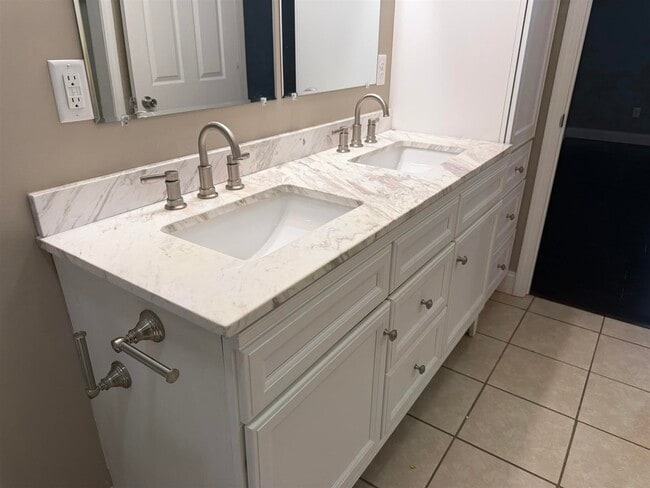 Building Photo - 17 Christopher Ave