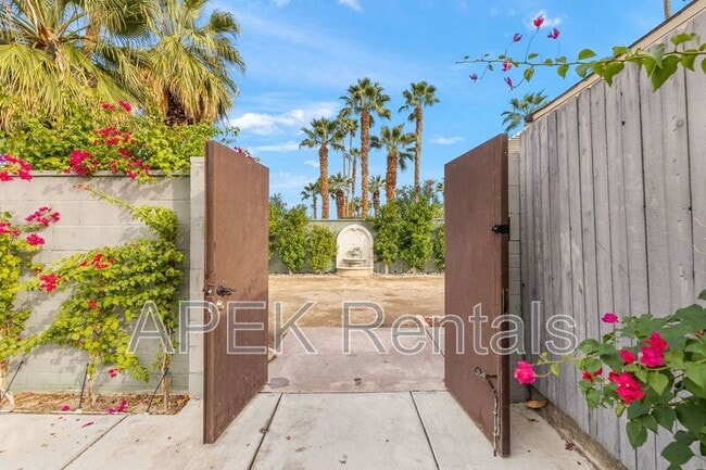 Building Photo - 1425 Vía Soledad