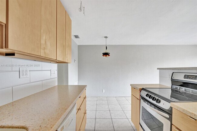 Building Photo - 2909 Middle River Dr