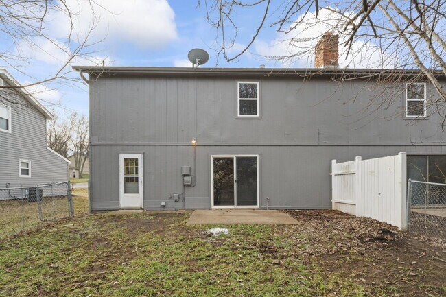 Building Photo - 3 Bedroom duplex in Olathe!