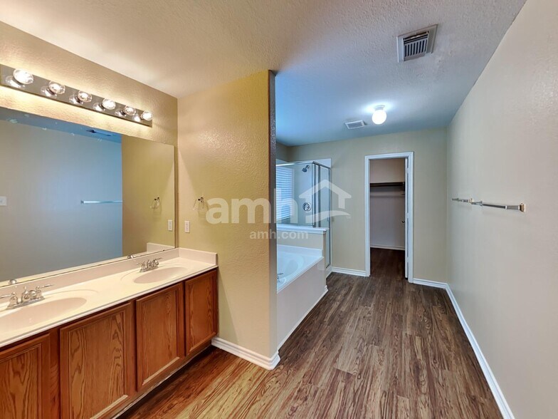 Building Photo - 226 Golden Oak Dr