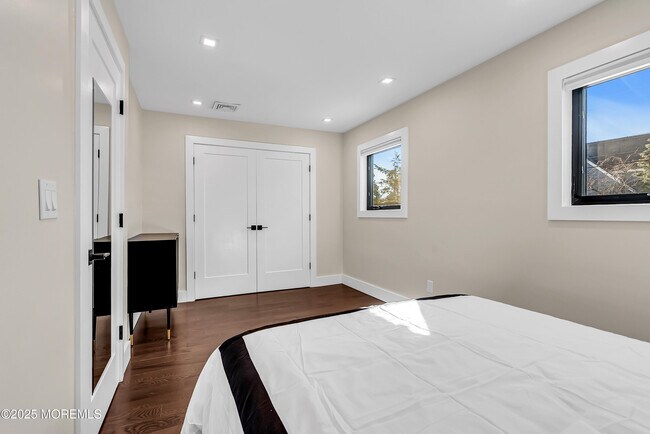 Building Photo - 320 Silver Lagoon Dr