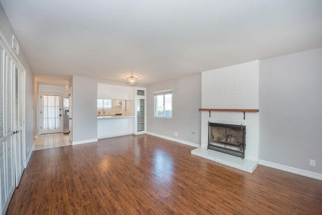 Building Photo - Walk to the Beach