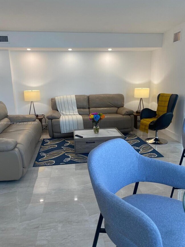 Building Photo - 825 Brickell Bay Dr