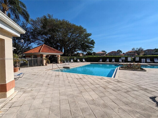 Building Photo - 3430 Pinewalk Dr N