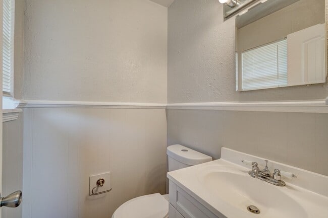 Building Photo - Nice 4 Bed 1.5 Baths Located near Tinker Diagonal