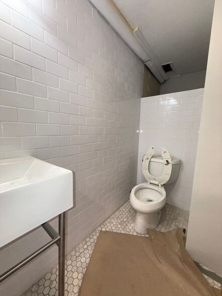 Building Photo - 936 W Roscoe St