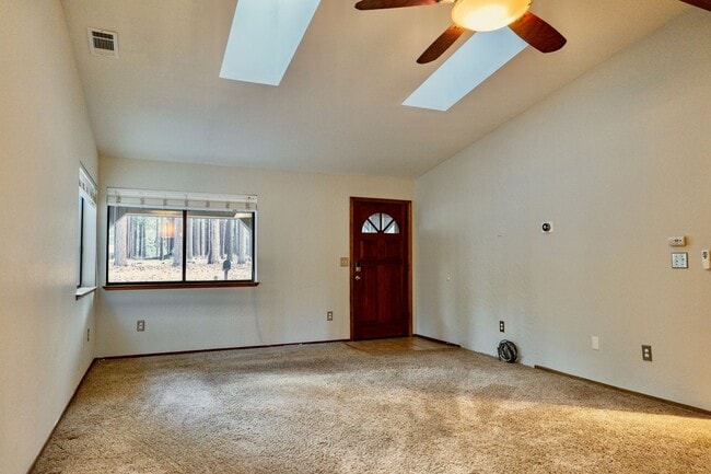 Building Photo - Centrally Located 3 Bedroom House with Fully Fenced in Backyard- Pet Friendly!