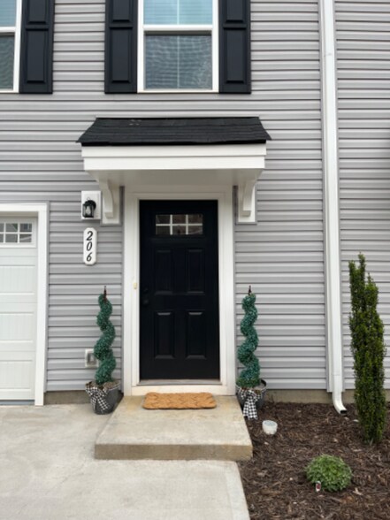 Building Photo - 206 Maple Frg Trl