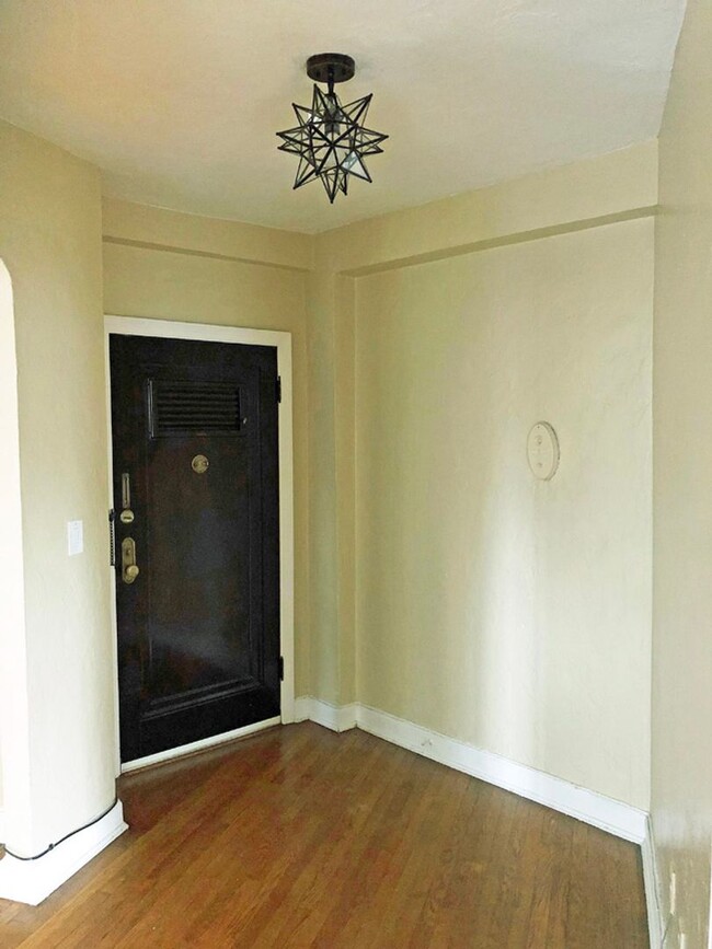 Building Photo - One Bedroom In Shadyside