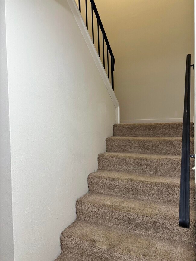 Building Photo - 32 7th Ave