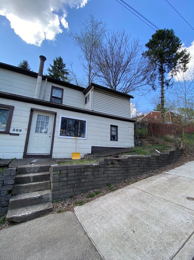 Building Photo - AVAILABLE MAY 2026 - Check out this 2 Bedroom Home w/ Garage in Duquesne Heights!